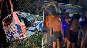 Sabarimala Pilgrims’ Vehicle Crashes Into Barrier in Kottayam; Five Injured, Major Tragedy Averted